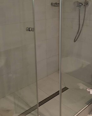 Basic Single Room, 1 Bedroom, Kitchen | Bathroom