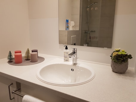 Basic Single Room, 1 Bedroom, Kitchen | Bathroom | Shower. Apart- Hotel Kick