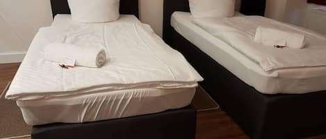 Quarto casal ou duplo básico | 1 quarto, escrivaninha, Wi-Fi de cortesia, roupa de cama