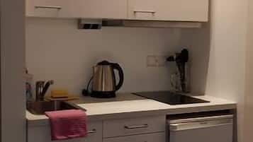 Frigorífico pequeño, microondas (previa solicitud) y placa de cocina