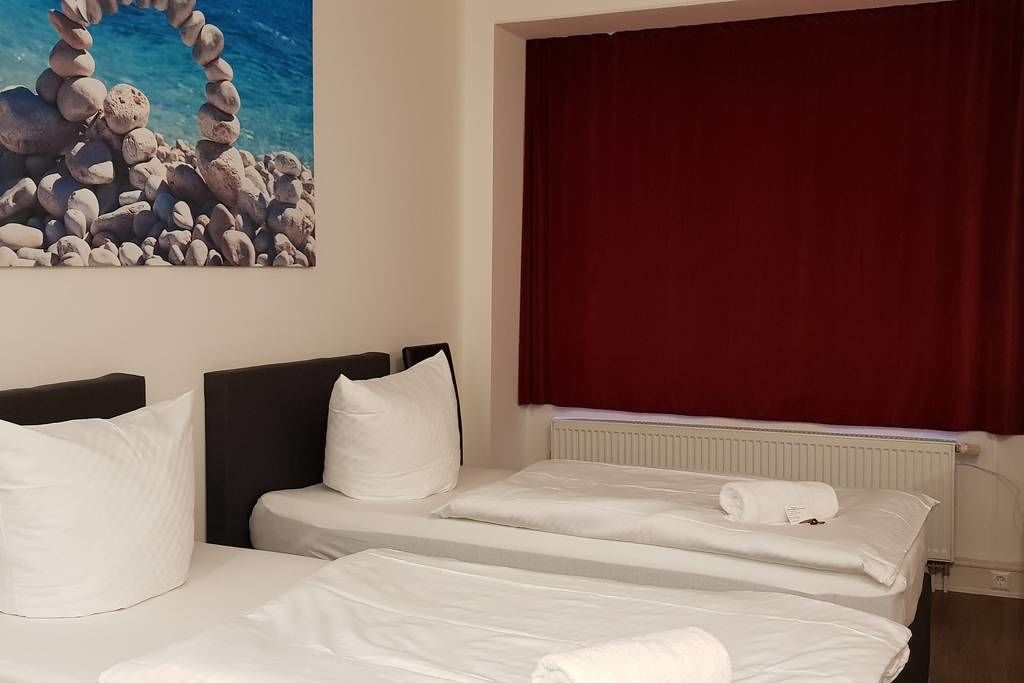 Basic-Doppel- oder -Zweibettzimmer | Schreibtisch, kostenloses WLAN, Bettwäsche