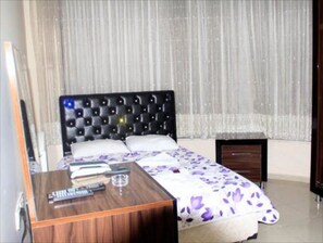 办公桌、免费 WiFi