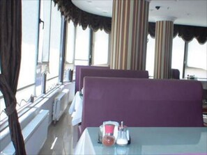 包含每日自助早餐