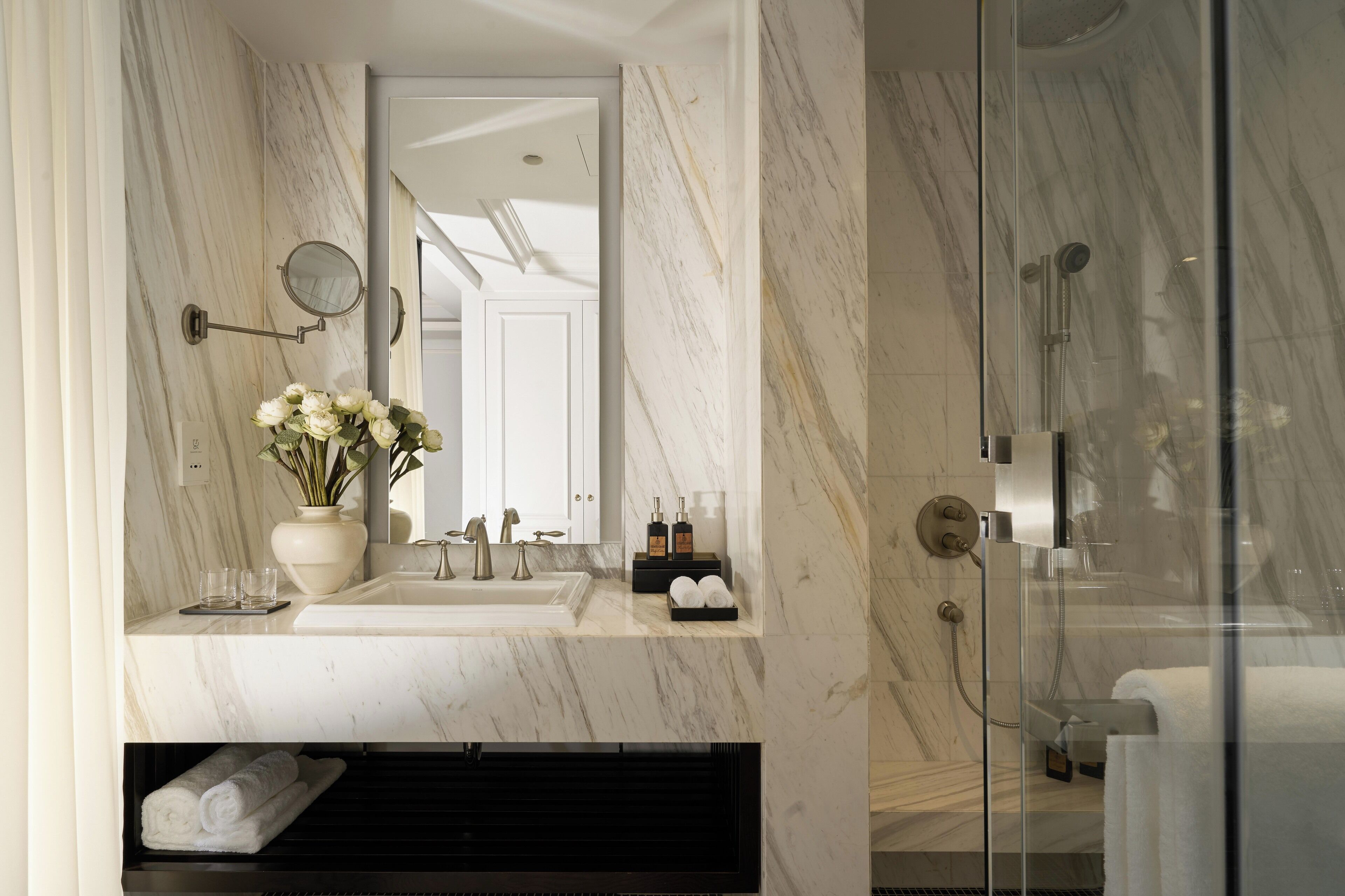 premium twin room | 1 bedroom, minibar, in-room safe, desk