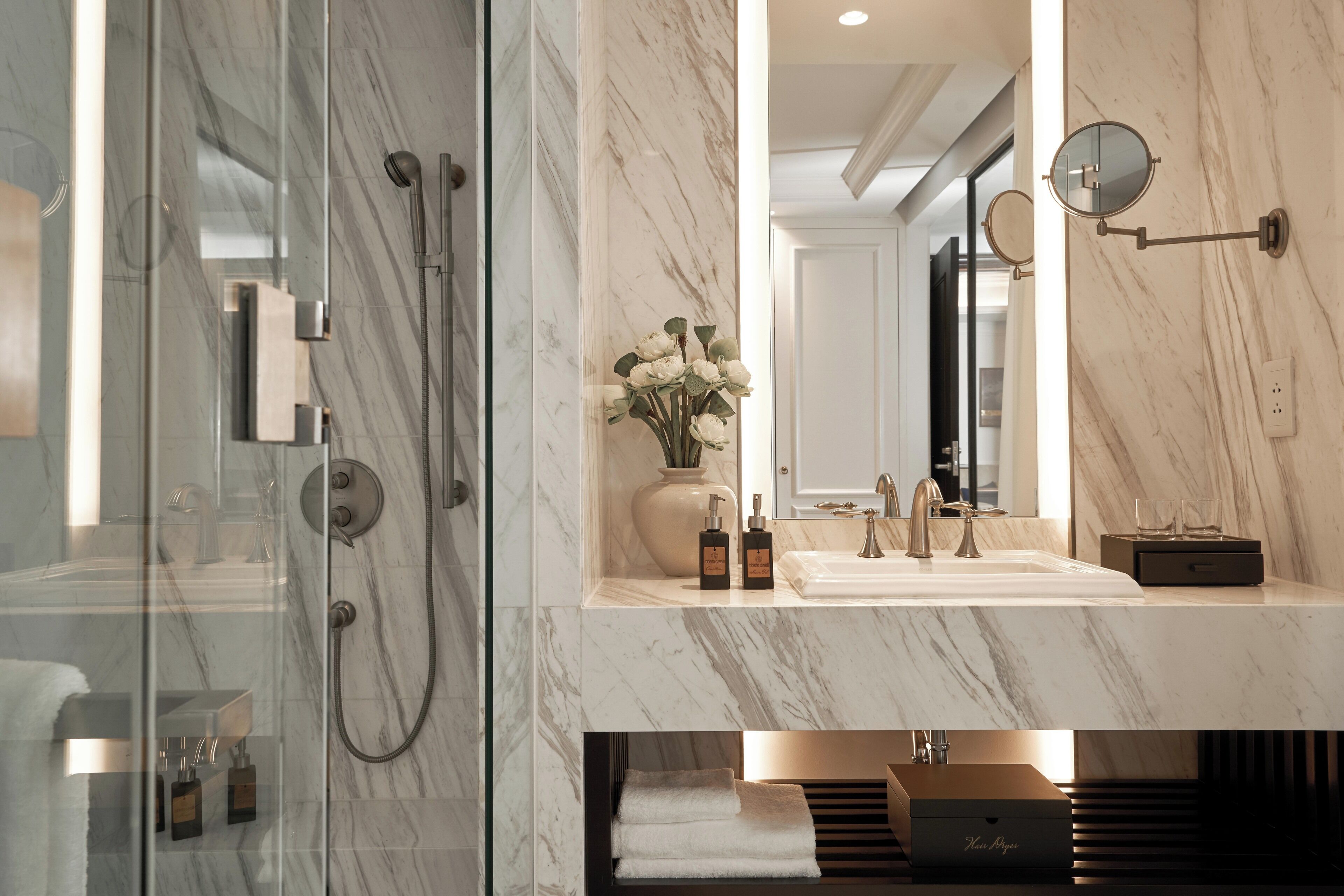 deluxe room | 1 bedroom, minibar, in-room safe, desk