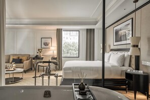 Junior Suite | Minibar, in-room safe, desk, laptop workspace