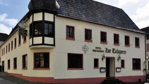 A traditional building with a sign reading "HOTEL Zur Calssperre." - Astoria Hotel Heimbach (Heimbach)