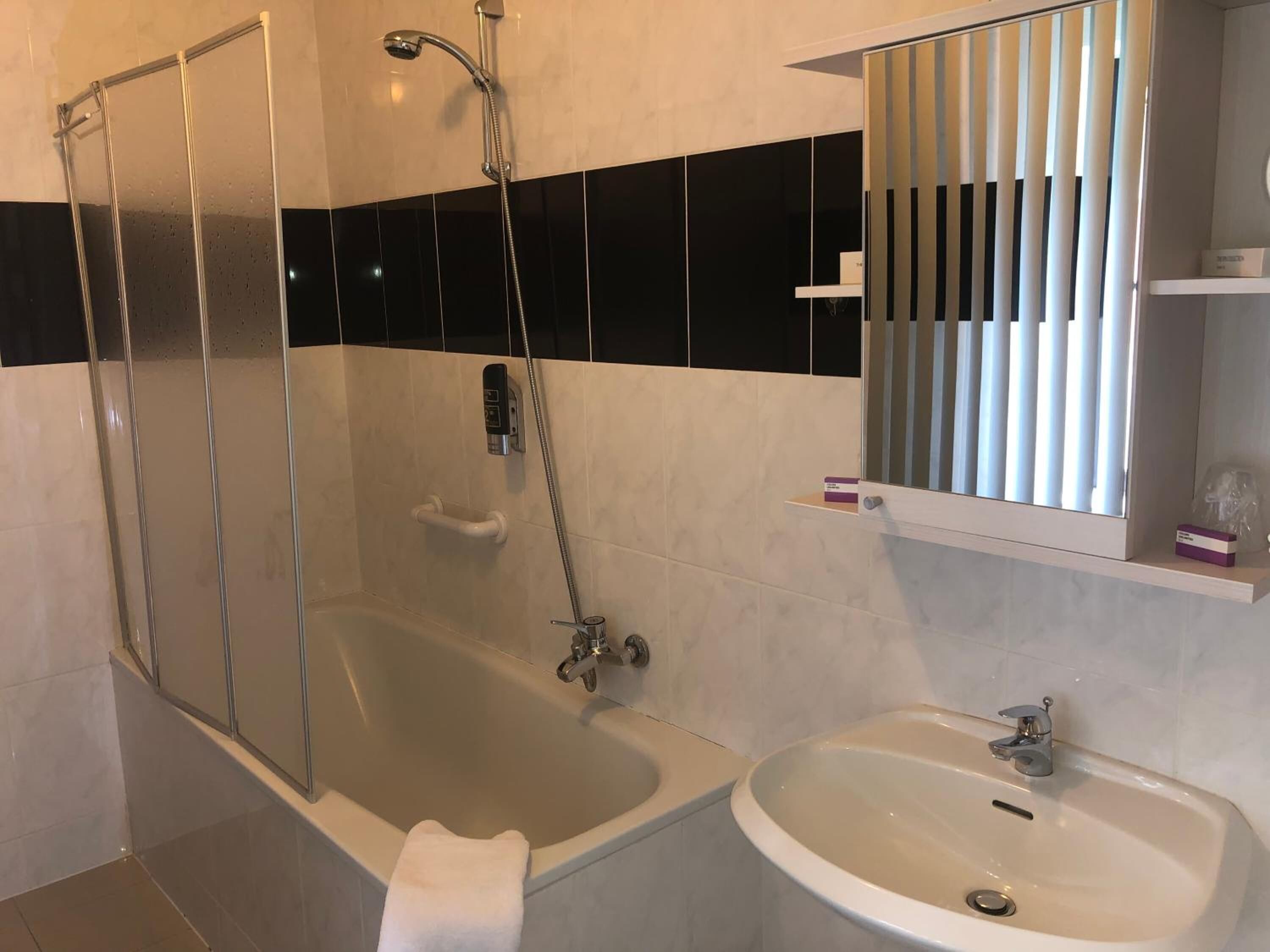 Bañera con ducha, bañera profunda, artículos de tocador gratuitos