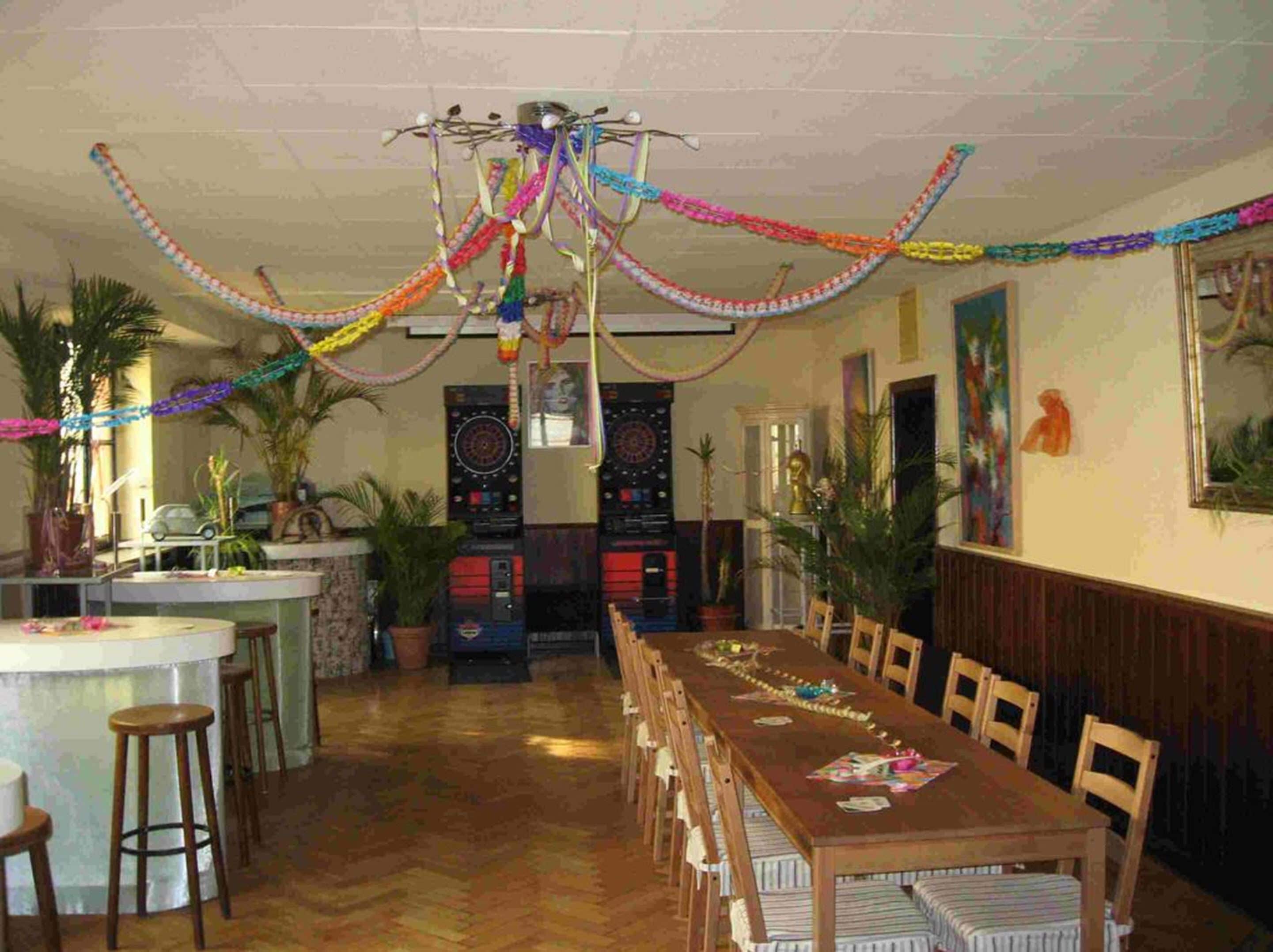 Tägliches Frühstücksbuffet (12.5 EUR pro Person)