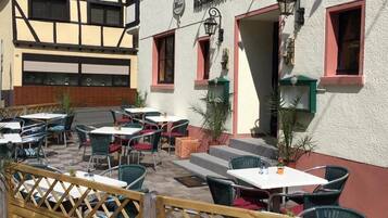 Un hotel tradicional europeo con terraza y un cartel que dice "Hotel Zur Talsperre".