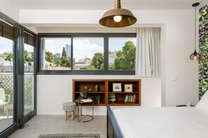 Premium Condo, Multiple Beds, City View