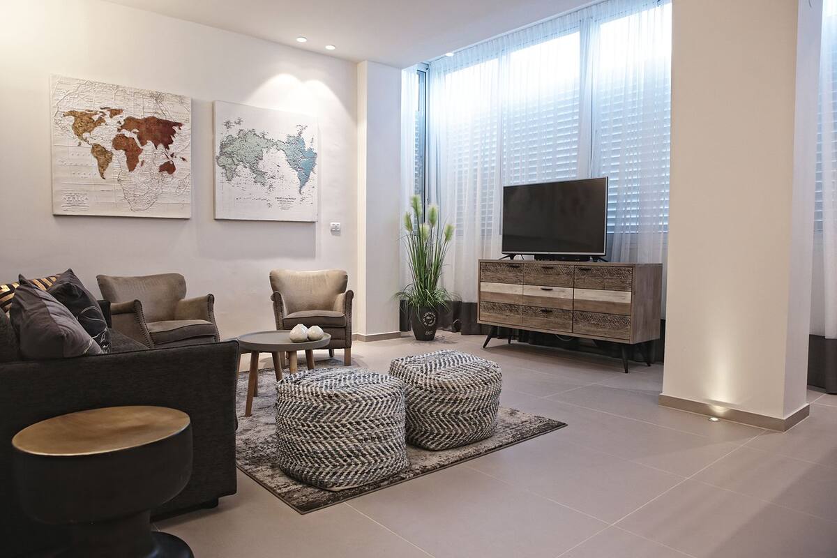 Condo Deluxe, varias camas, vista al parque | Área de sala de estar | Televisión de pantalla plana