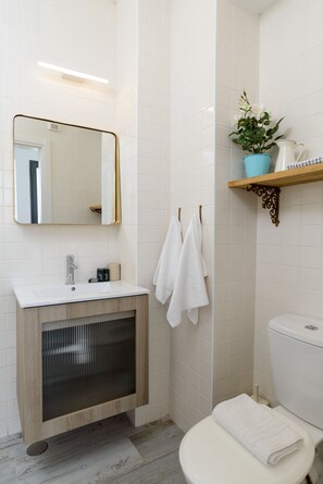 Premium Condo, Multiple Beds, City View | Bathroom