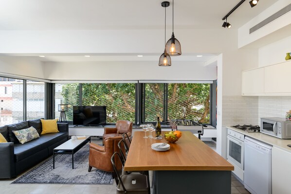 Premium Condo, Multiple Beds, City View | In-room dining - Ella SR by TLV2rent (Tel Aviv)