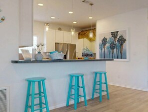 Dining - Private Hot Tub, Shared Pool, Game Room, Rooftop Deck, Tiki Bar, Golf Cart Included (Port Aransas)