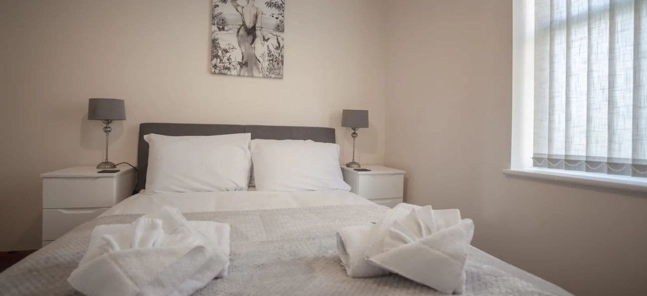 Apartemen, 2 kamar tidur | Seprai premium, setrika/meja setrika, Wi-Fi gratis, dan seprai linen