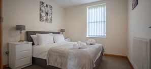 Apartemen, 2 kamar tidur | Seprai premium, setrika/meja setrika, Wi-Fi gratis, dan seprai linen