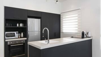 Großer Kühlschrank, Ofen, Herdplatte, Espressomaschine