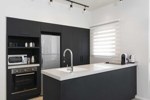 大型冰箱、烤箱、爐台、義式濃縮咖啡機