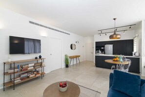 Premium bedding, individually decorated, individually furnished, desk - Tlv Center by Tlv2rent (Tel Aviv)