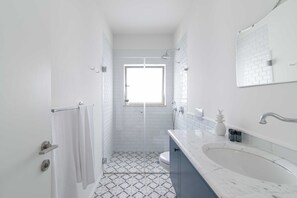 吹風機、毛巾、肥皂、洗  髮精