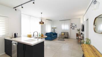 Executive-Apartment, Mehrere Betten, Stadtblick | Hochwertige Bettwaren, individuell dekoriert, individuell eingerichtet