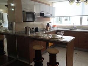 Frigorifero, microonde, forno, piano cottura