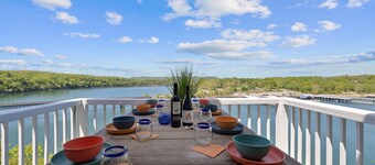 Dave's Eureka siede maestosamente in cima al promontorio che domina Table Rock Lake.