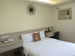 Escrivaninha, cortinas blackout, quartos à prova de som