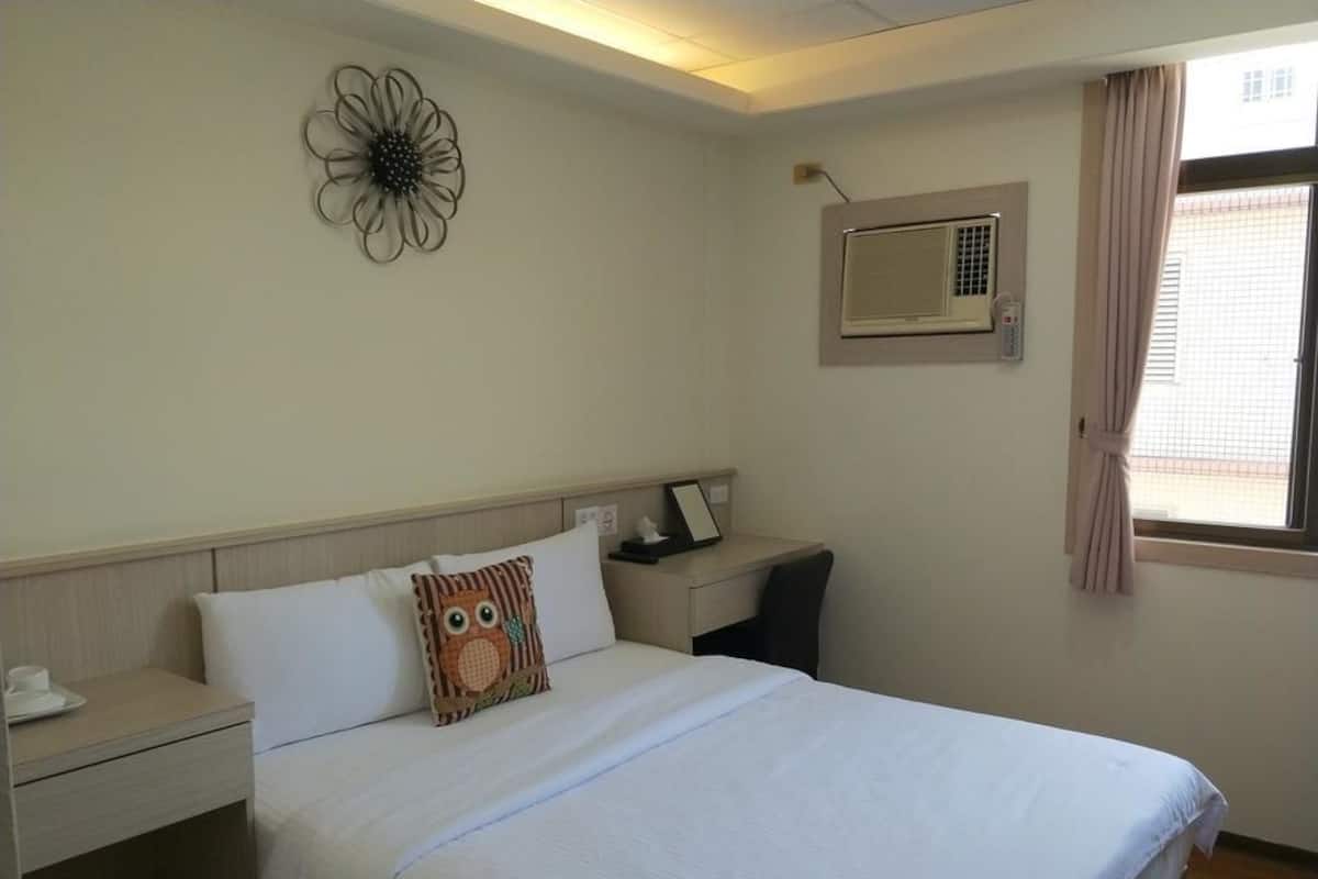 Double Room, 1 Double Bed | Desk, blackout drapes, soundproofing, free WiFi