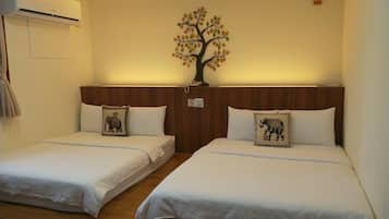 Quadruple Room | Desk, blackout drapes, soundproofing, WiFi (free)