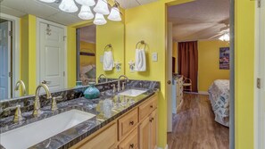 Een bad/douchecombinatie, een haardroger, handdoeken