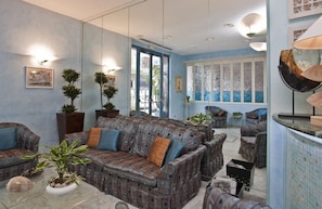 Lobby sitting area - Hotel Nuovo Al Mare (Alassio)