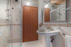 Bathtub, hair dryer, bidet, towels