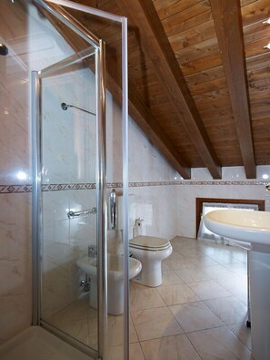 Baignoire, sĂšche-cheveux, bidet, serviettes fournies