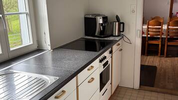 Fridge, oven, stovetop, coffee/tea maker