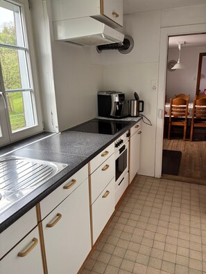 Fridge, oven, stovetop, coffee/tea maker