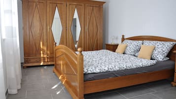 1 bedroom, travel crib, free WiFi, bed sheets