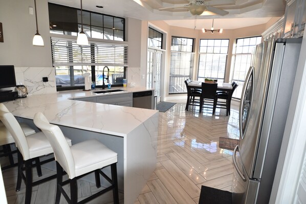 Réfrigérateur, micro-ondes, four, plaque de cuisson