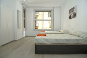 2 slaapkamers, een strijkplank/strijkijzer, internet, beddengoed