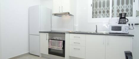 Kühlschrank, Mikrowelle, Ofen, Wasserkocher mit Kaffee-/Teezubehör