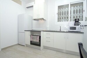 ثلاجة، ميكروويف، فرن، ماكينة لصنع القهوة/الشاي