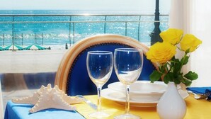 A table set for two with a view of the ocean. - Hotel Bel Sit (Alassio)