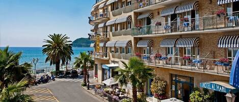 Petit déjeuner buffet compris tous les jours
