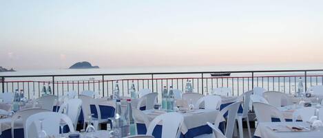 Breakfast, lunch, dinner served; Italian cuisine