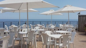 Outdoor seating with white plastic chairs and umbrellas, overlooking the sea. - Hotel Bel Sit (Alassio)