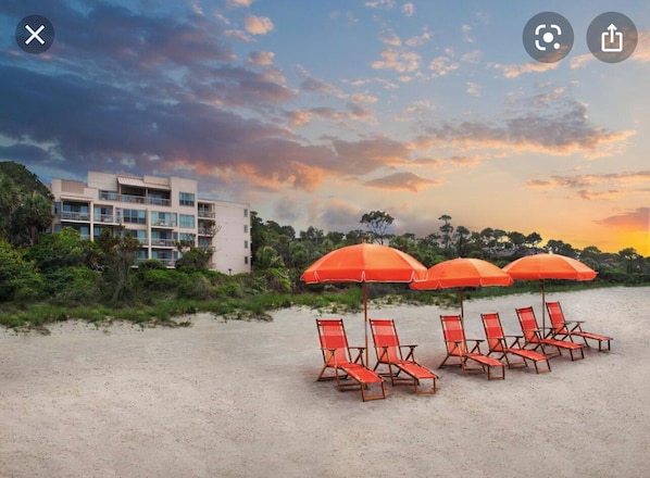 Beach nearby, sun loungers, beach towels