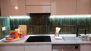 Mikroaaltouuni, uuni, liesi, astianpesukone