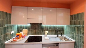 Microondas, horno, placa de cocina y lavavajillas