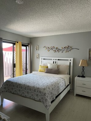 3 bedrooms, desk, iron/ironing board, travel crib